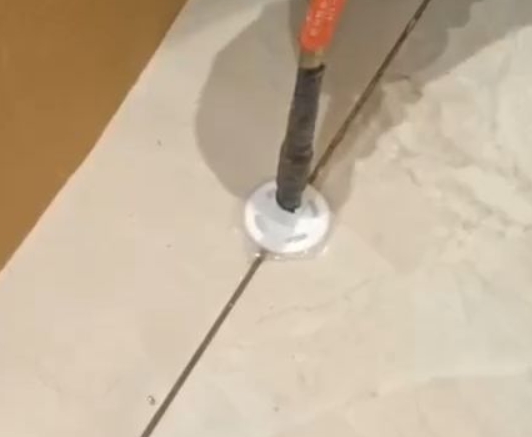 伽师瓷砖空鼓维修公司专业解答瓷砖在铺贴过程中，如果没有涂抹均匀到位的粘结材料（如水泥砂浆或瓷砖胶），可能会导致以下问题