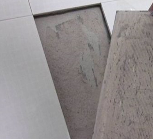伽师瓷砖空鼓维修公司分享瓷砖铺贴时如果打浆（即涂抹在瓷砖背面和基层上的砂浆或瓷砖胶）过少，会带来以下问题